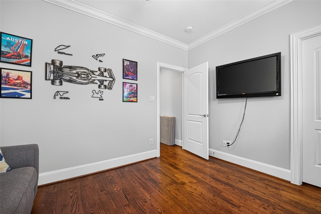 1042 W 15th 1/2 Street - Photo 31