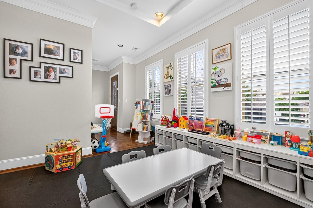 1042 W 15th 1/2 Street - Photo 23