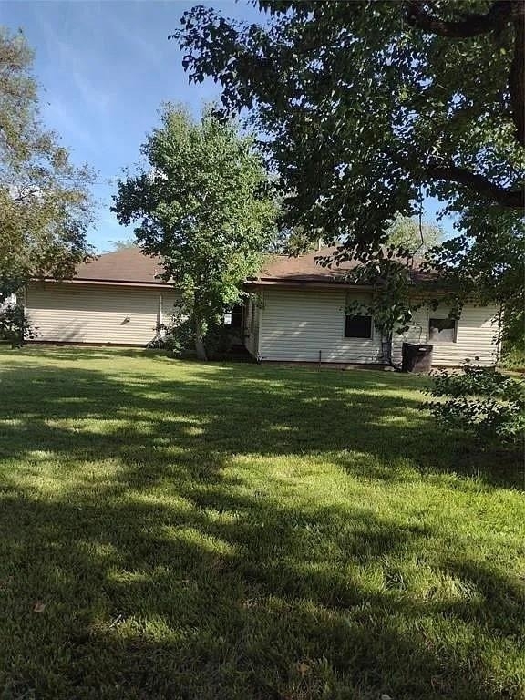 1423 W 10th Street - Photo 9