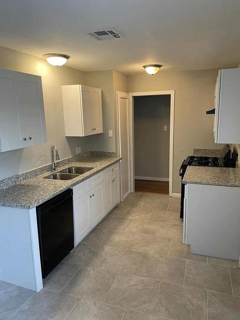 1423 W 10th Street - Photo 2