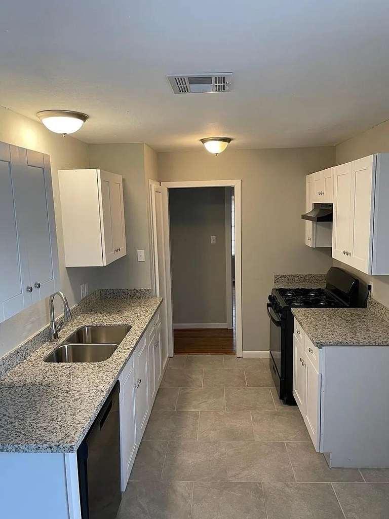 1423 W 10th Street - Photo 3