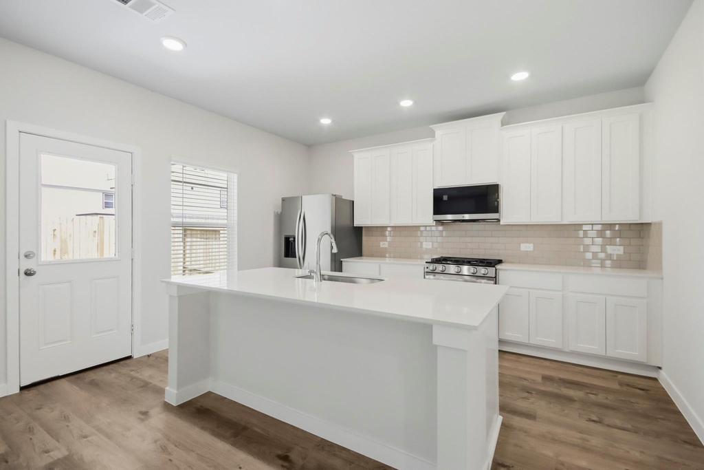 8018 Heroes Hall Drive - Photo 8