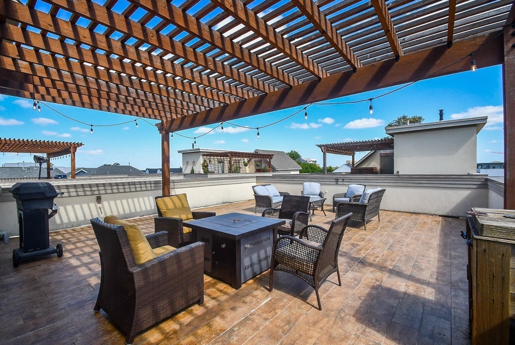 1126 W 16th Street - Photo 1