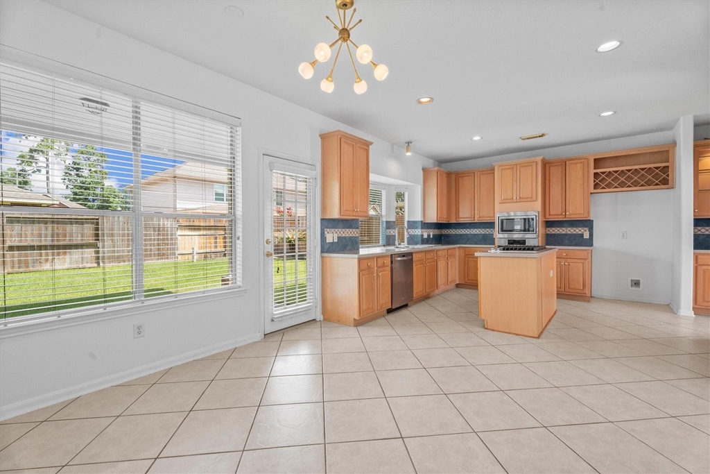 9218 Memorial Pines Way - Photo 9