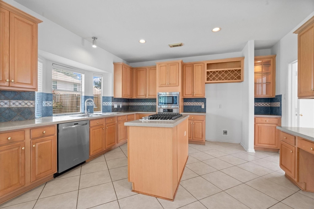 9218 Memorial Pines Way - Photo 12