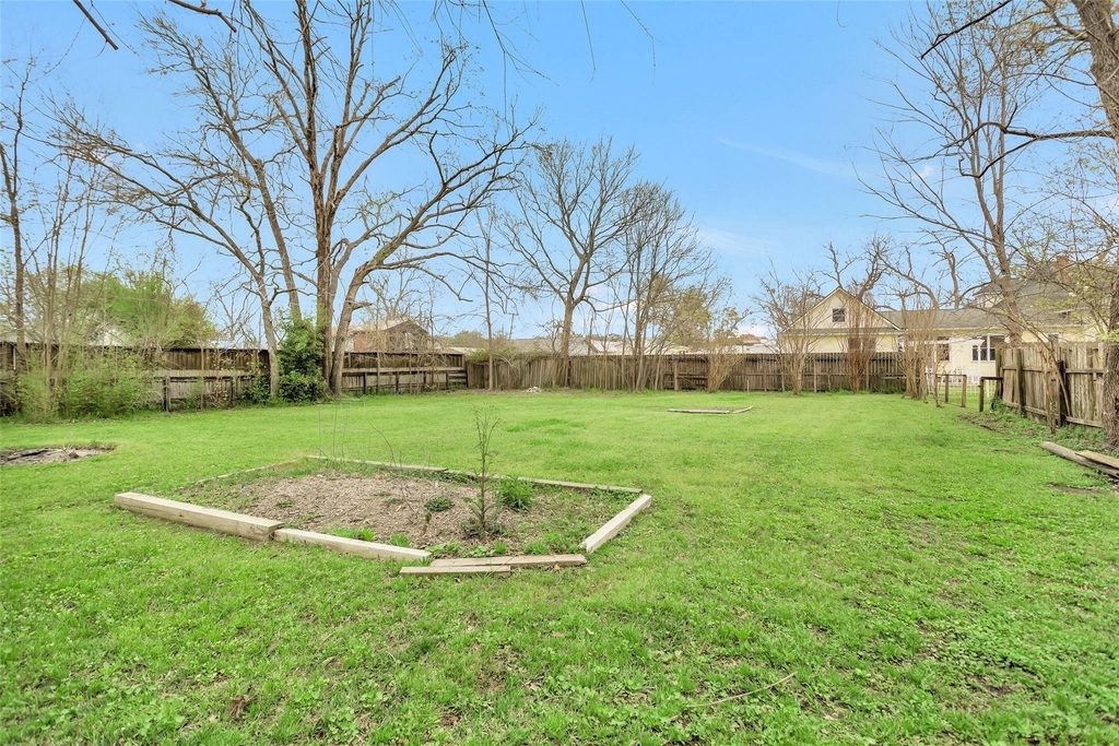 702 W Caroline Street - Photo 2