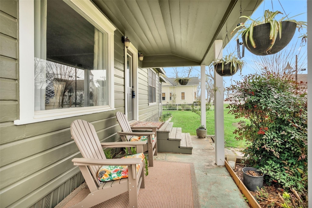 702 W Caroline Street - Photo 1