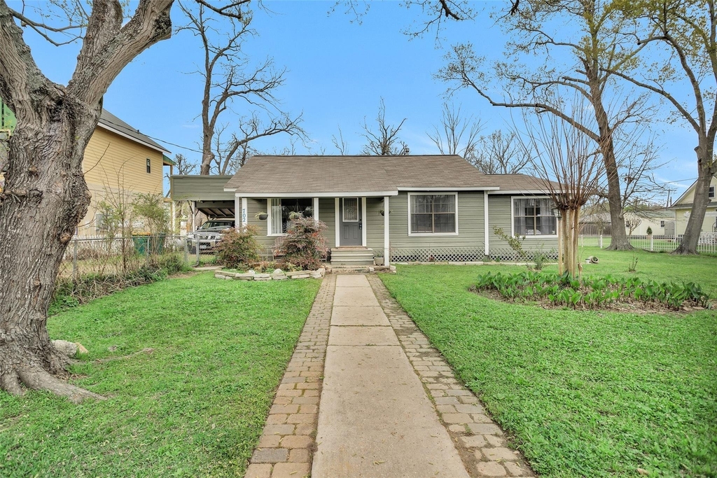 702 W Caroline Street - Photo 0