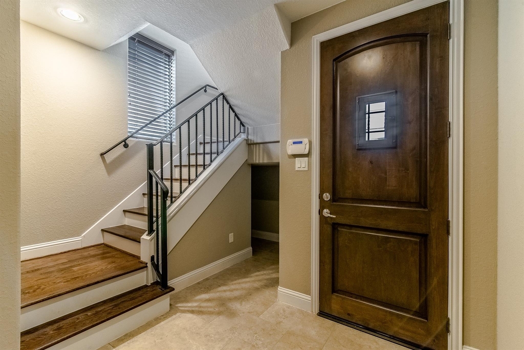 1610 Knox Street - Photo 3