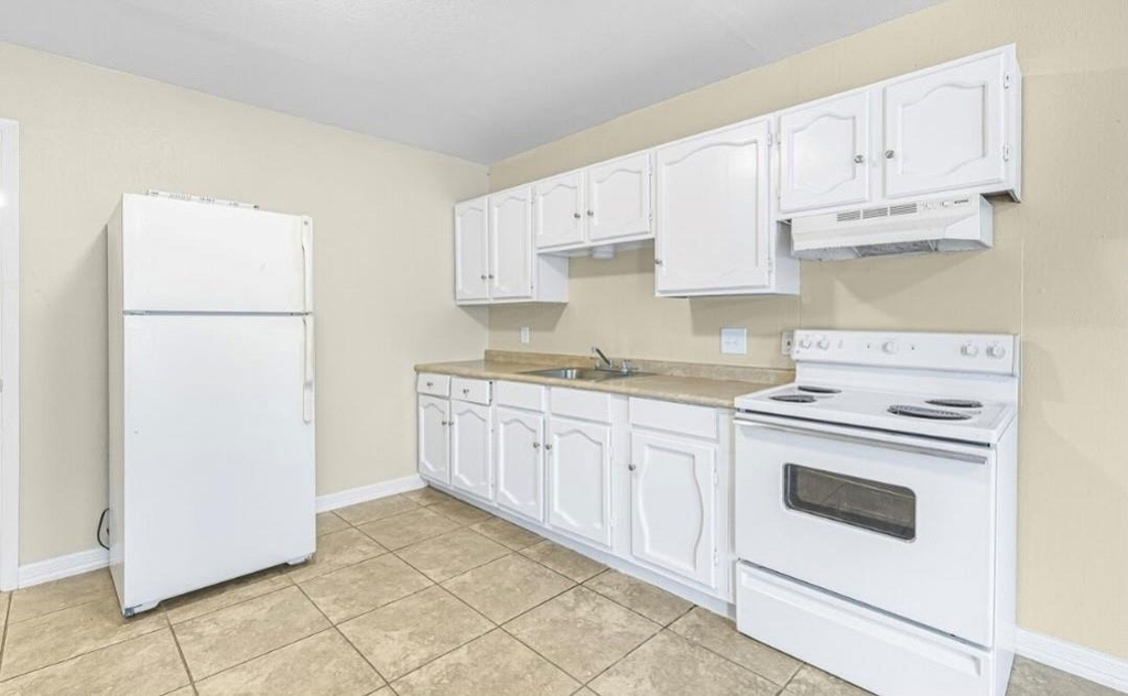 230 E Virginia Street - Photo 3