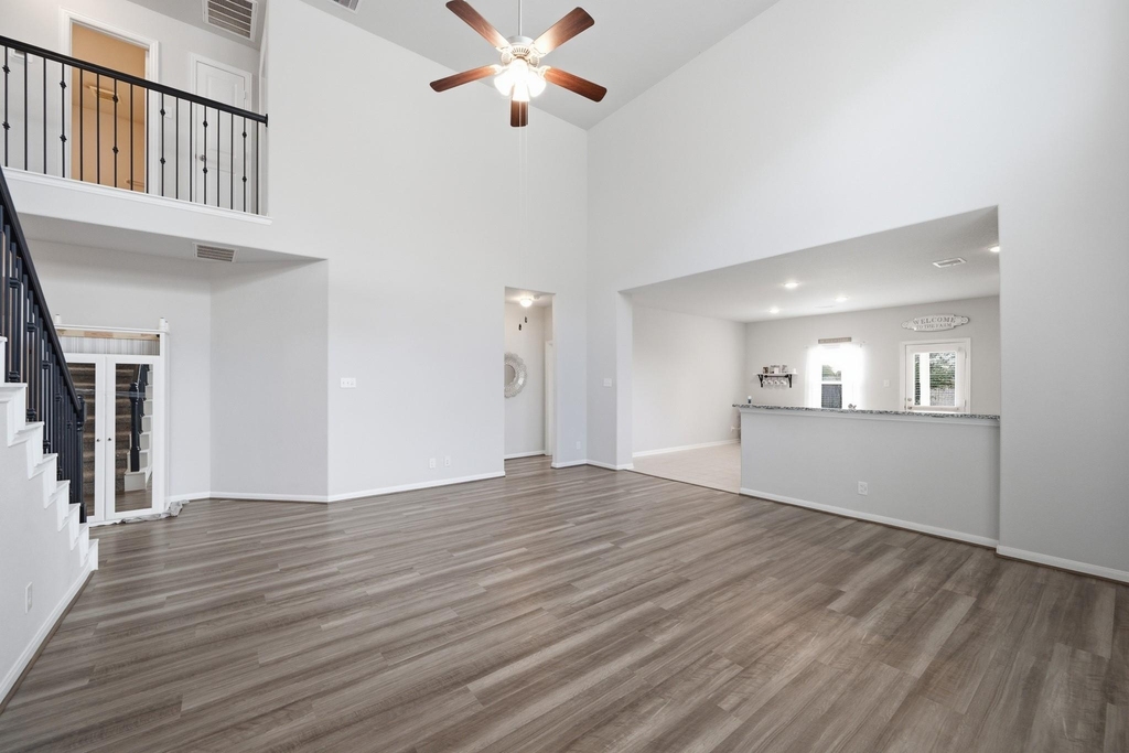 10402 Matterhorn Drive - Photo 4