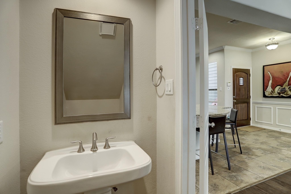 1014 W 22nd Street - Photo 6