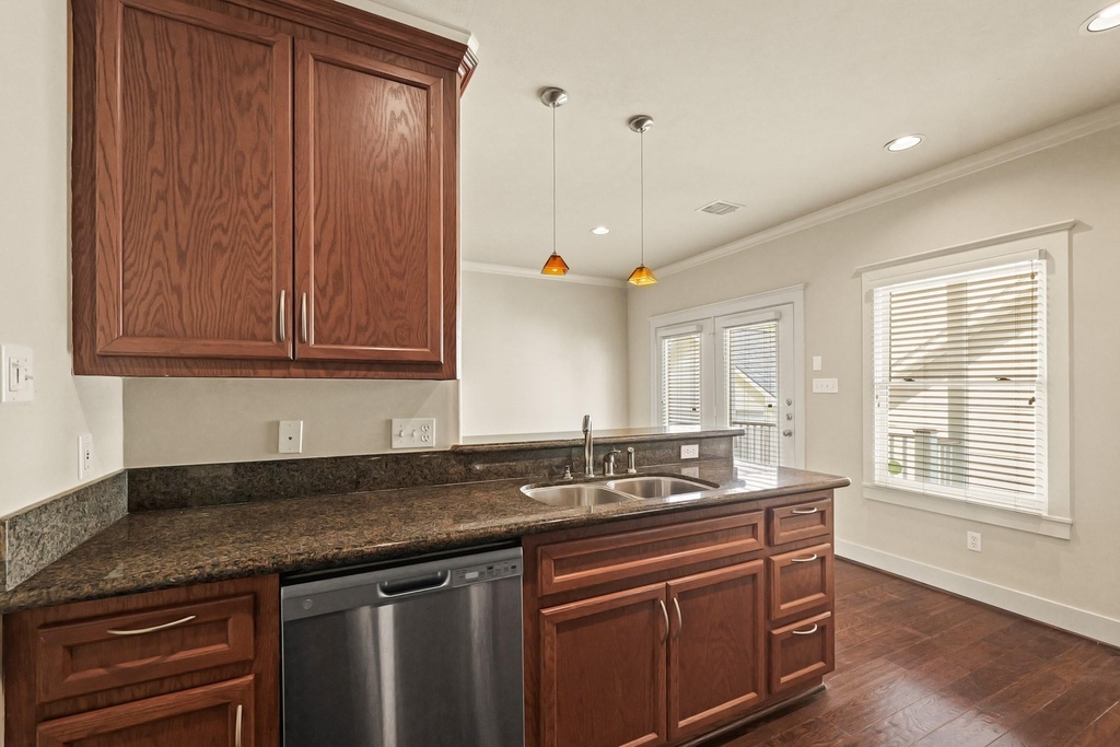 1053 W 16th Street - Photo 16
