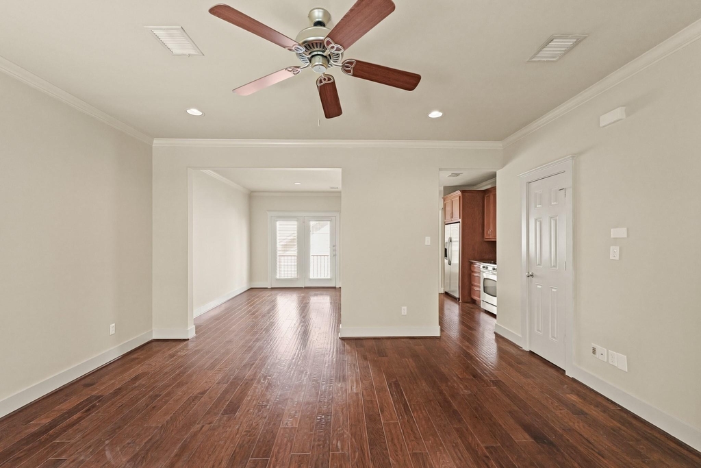 1053 W 16th Street - Photo 8