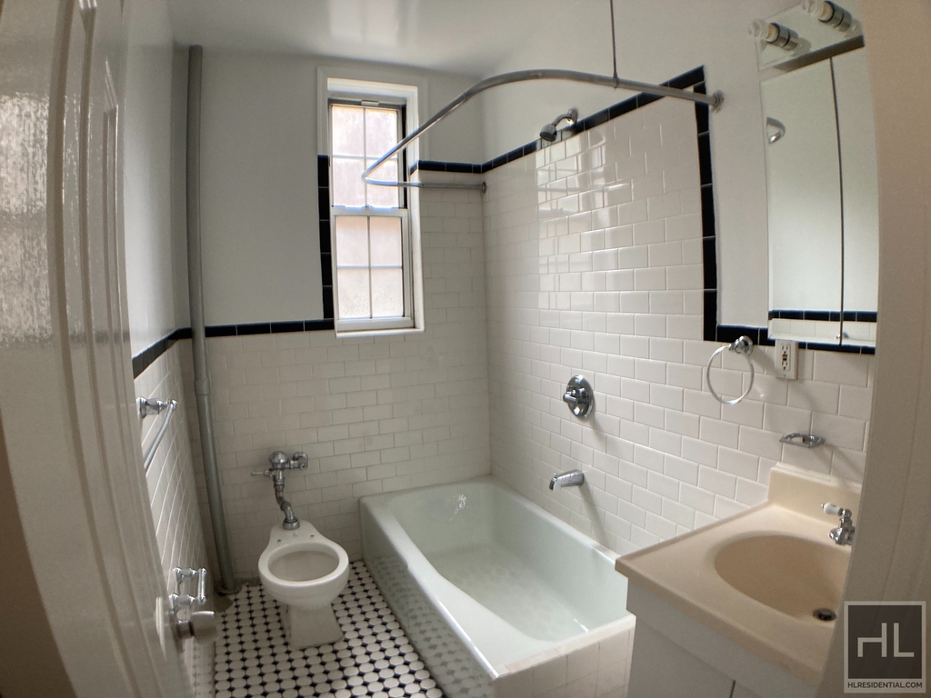 West 13 Street - Photo 3