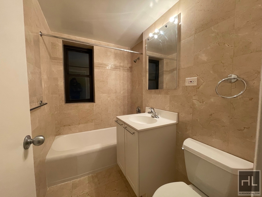 East 55 Street - Photo 3