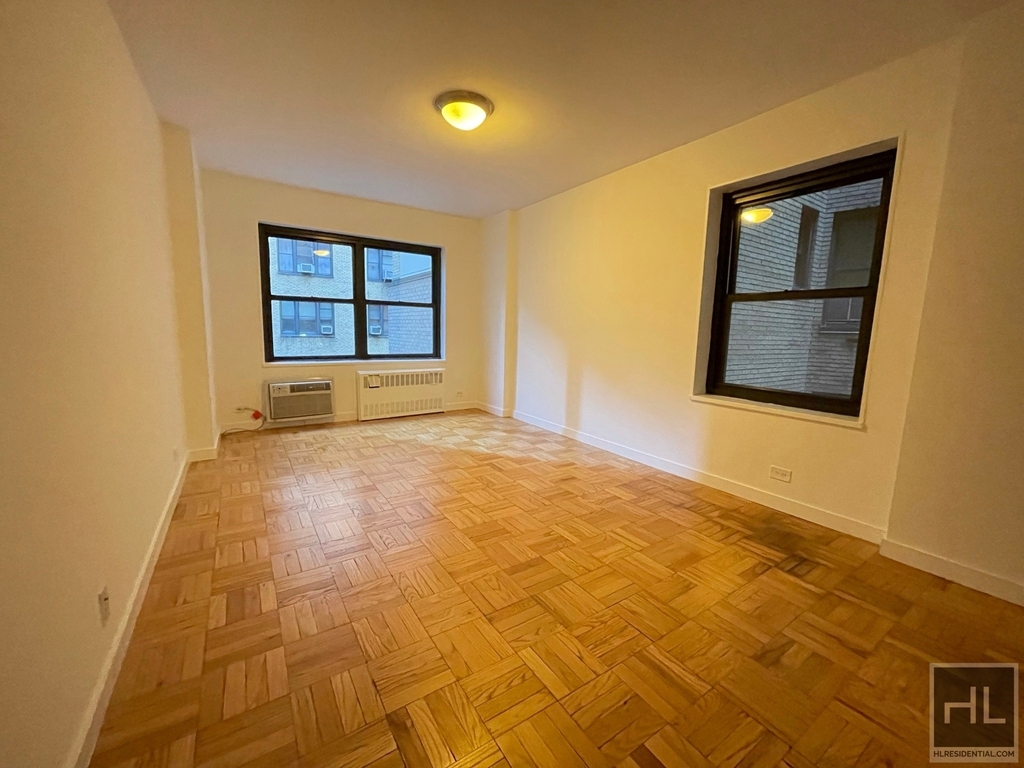 East 55 Street - Photo 0