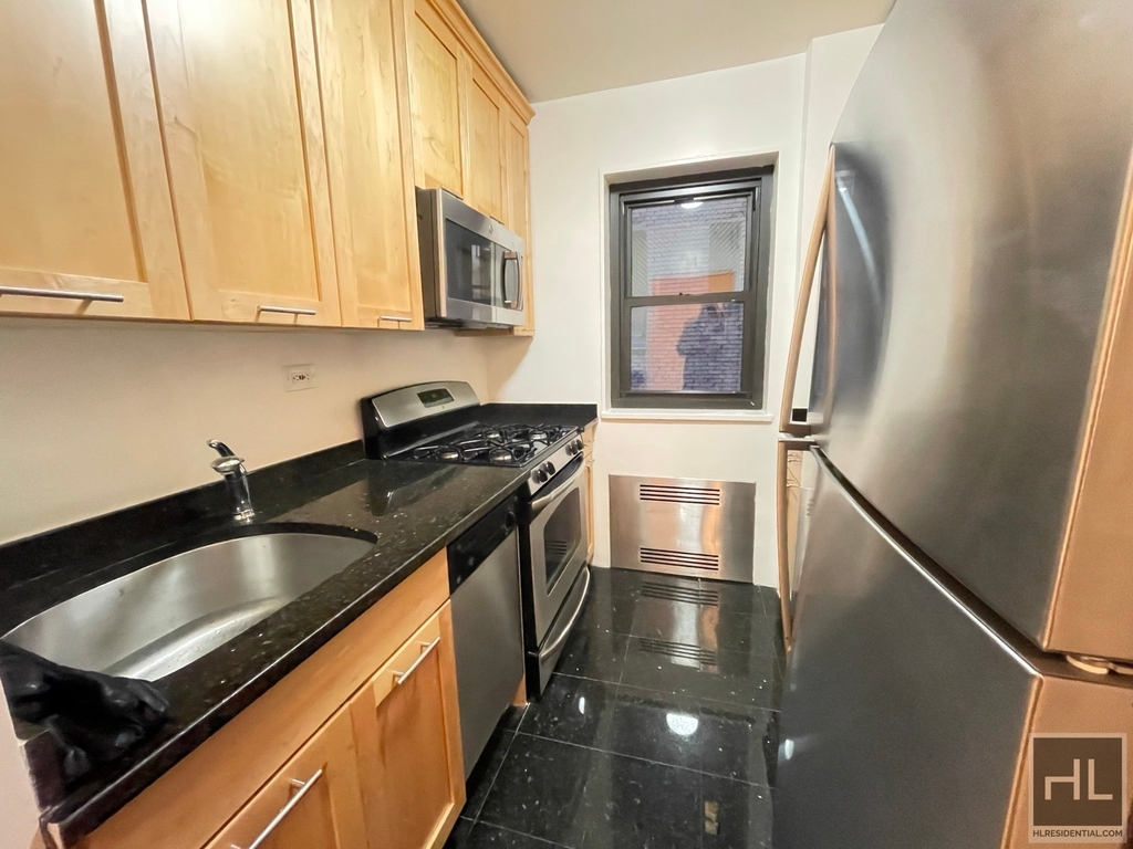 East 55 Street - Photo 2