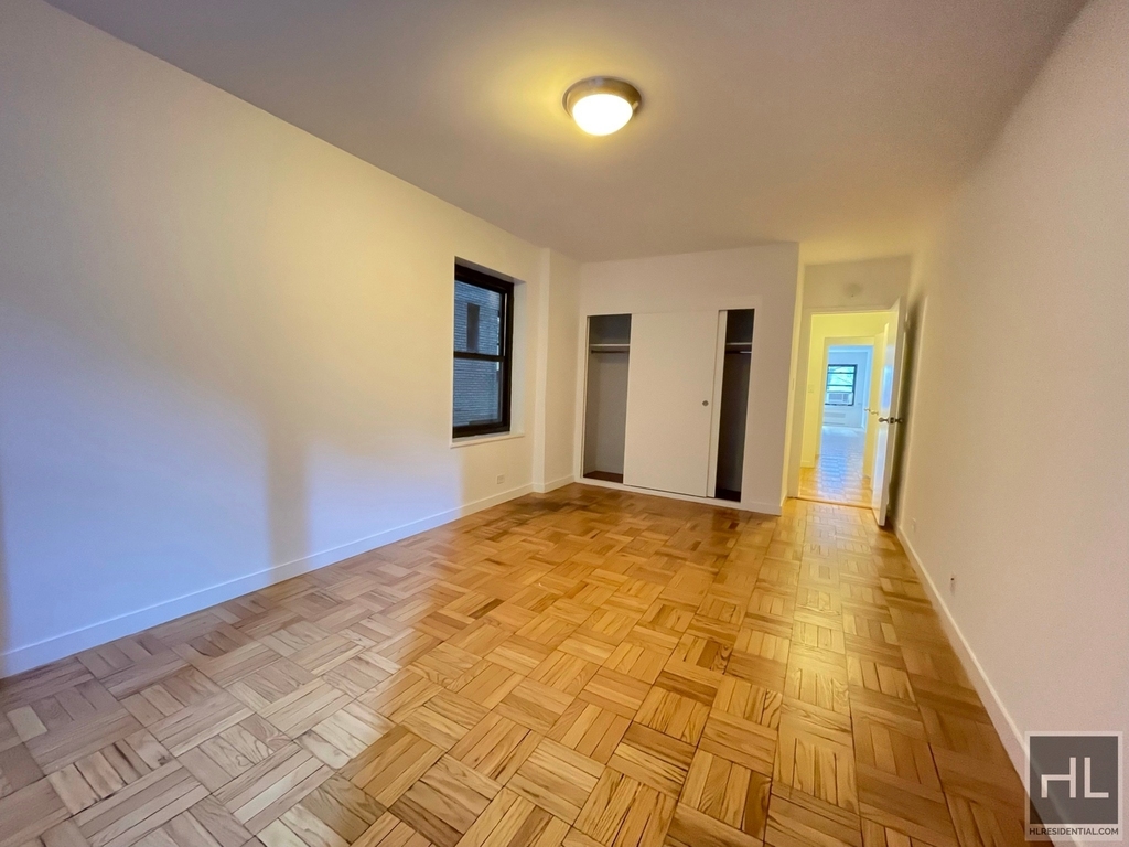 East 55 Street - Photo 1