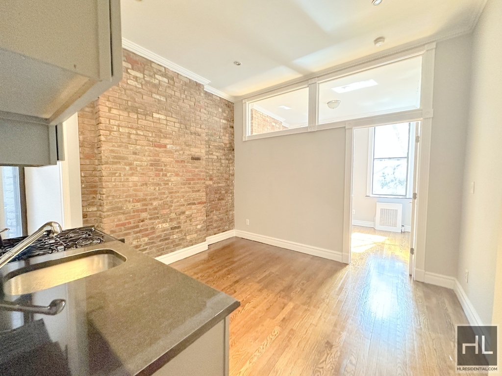 Mott Street - Photo 3