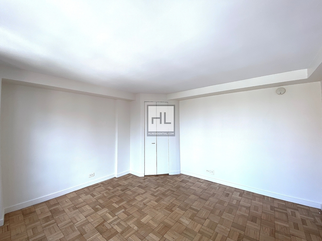East 49th Street - Photo 3