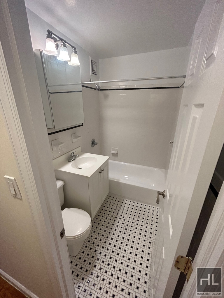 East 91st Street - Photo 6