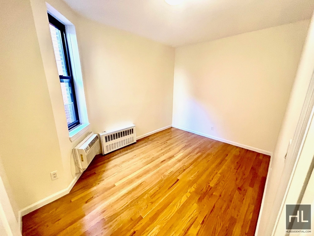 East 91st Street - Photo 2