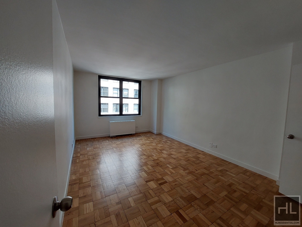 East 49 Street - Photo 1