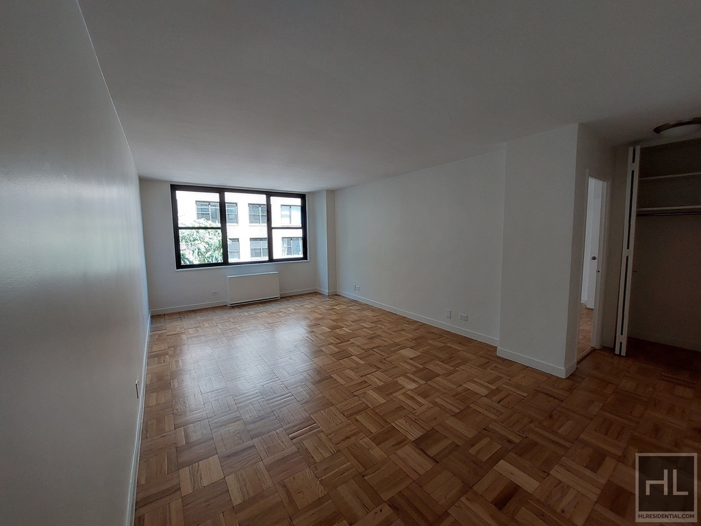 East 49 Street - Photo 0