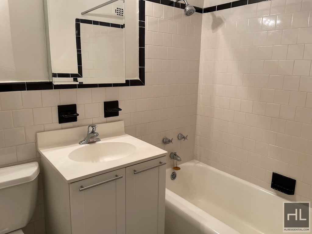 East 55 Street - Photo 3