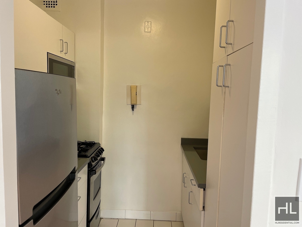 East 55 Street - Photo 2