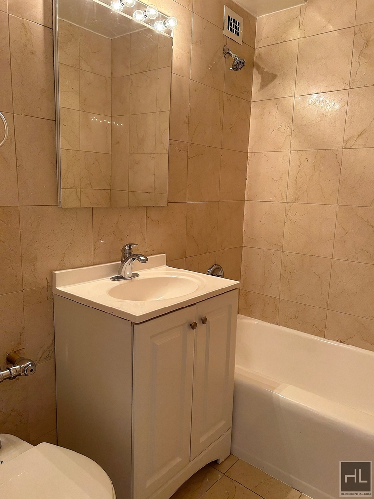 East 79th Street - Photo 4