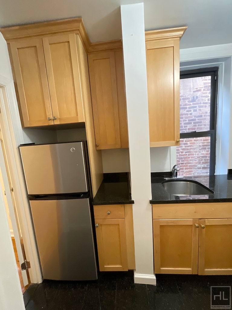 East 84th Street - Photo 8