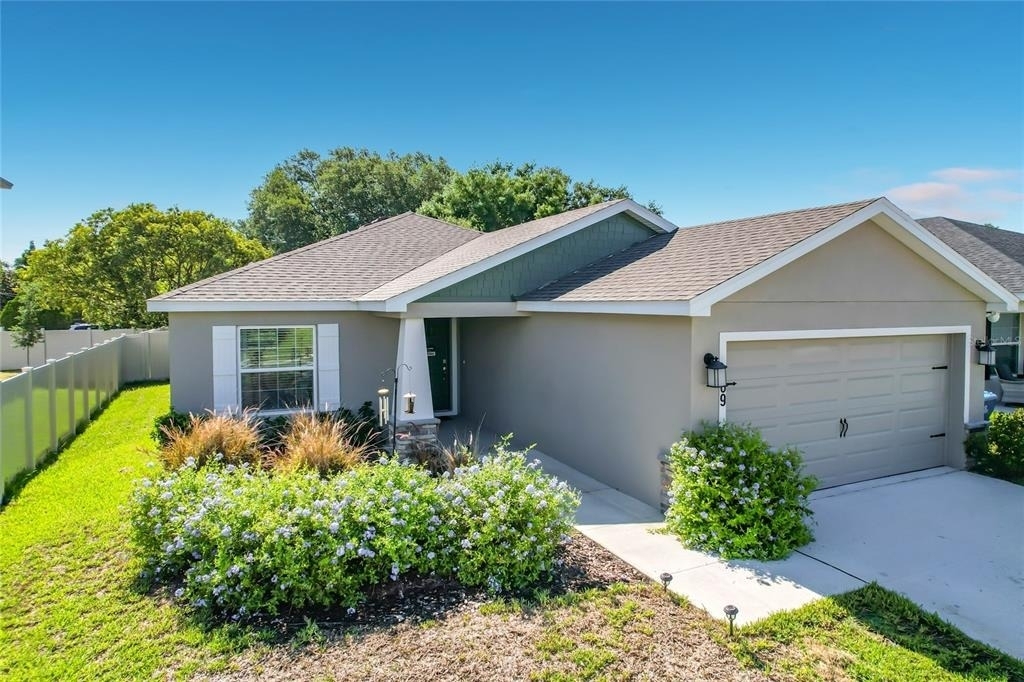 609 Ambleside Drive - Photo 1