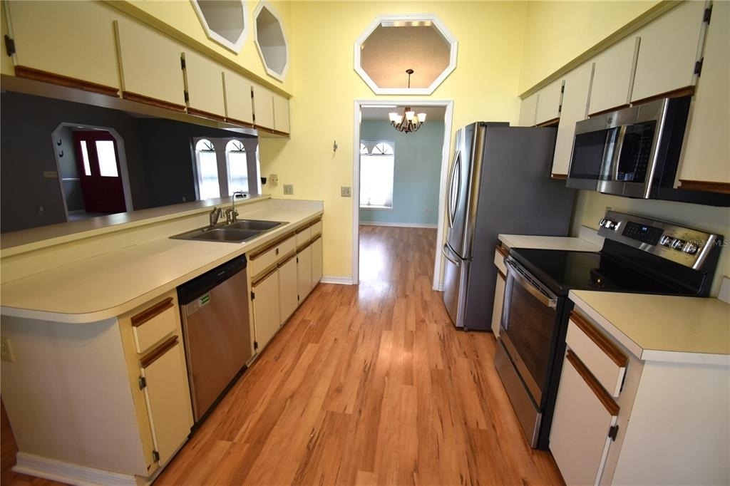 9109 Queen Elizabeth Court - Photo 9