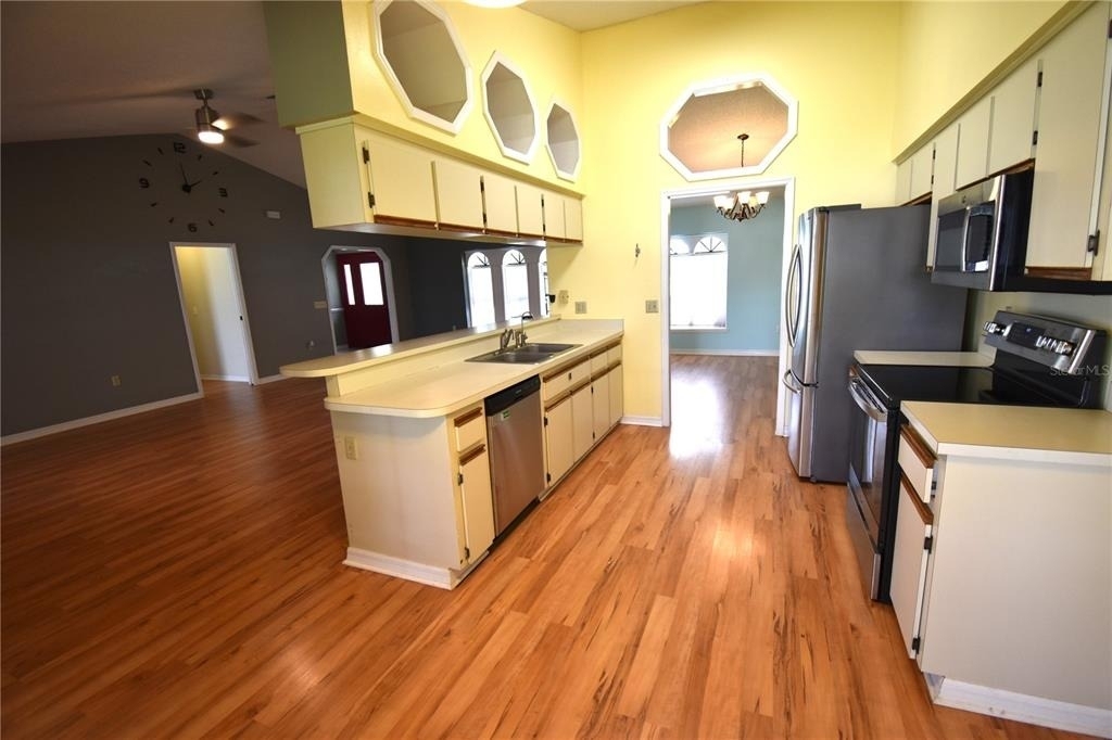9109 Queen Elizabeth Court - Photo 8