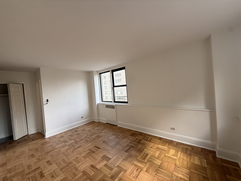 435 East 79th Street - Photo 10