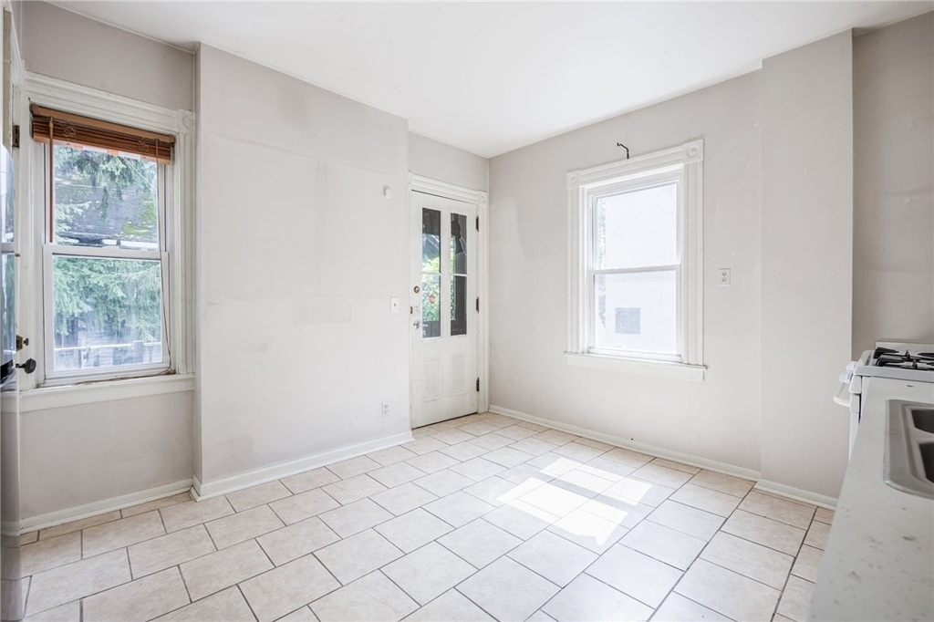 256 Oxford Street - Photo 5