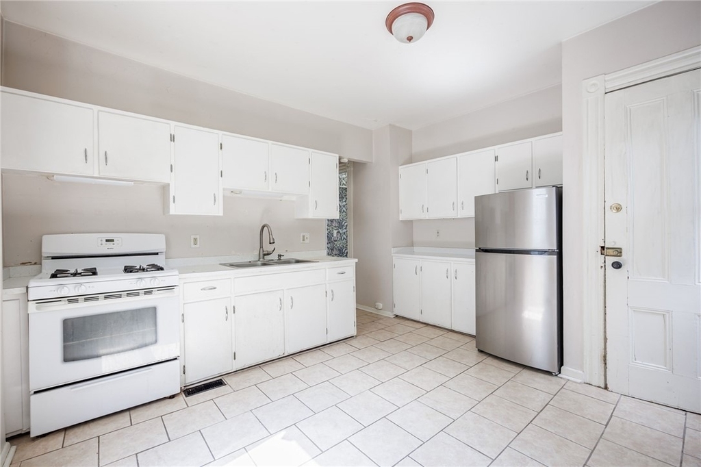 256 Oxford Street - Photo 4