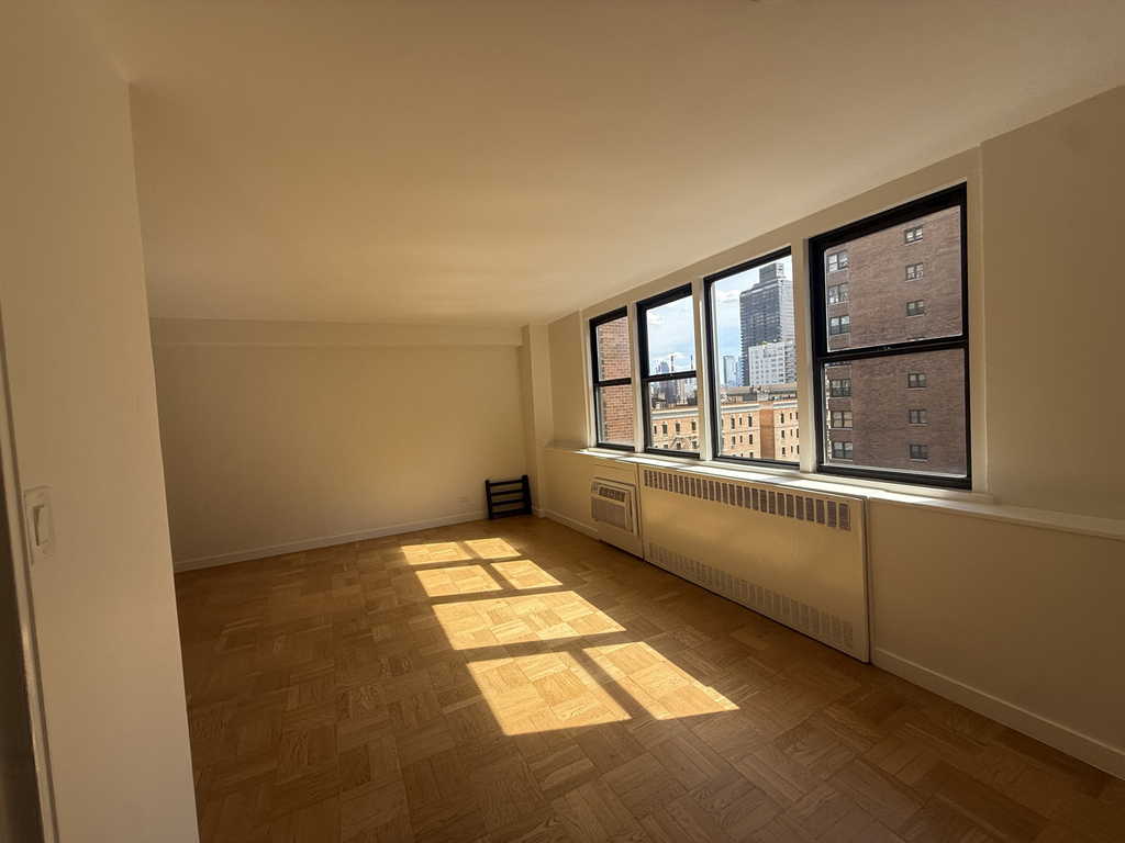435 East 79th Street - Photo 2