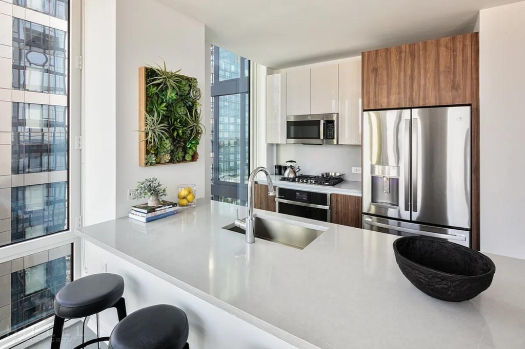 West 30th Street - Photo 2