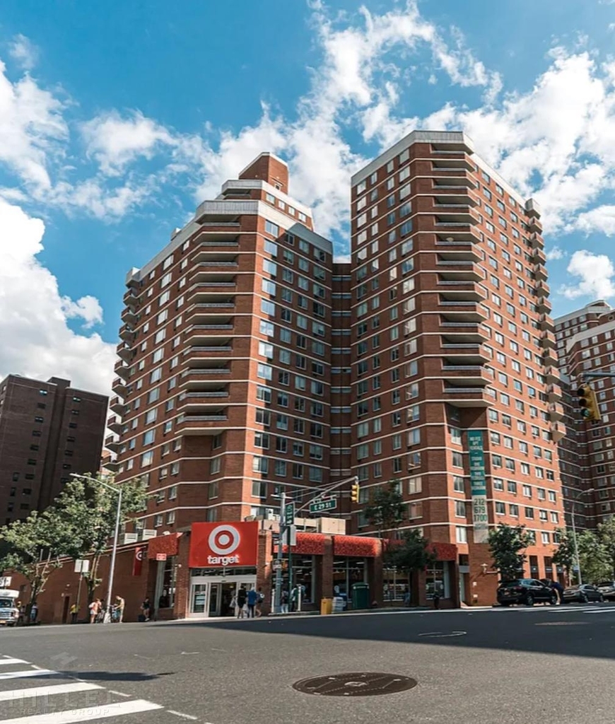 Second Avenue - Photo 6