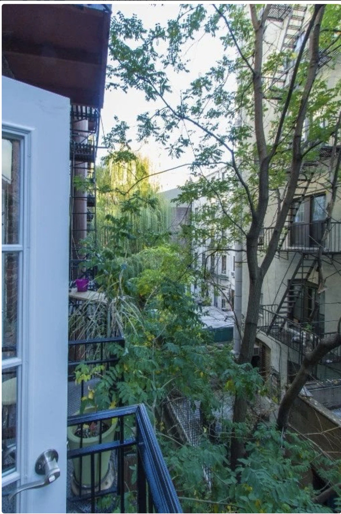 279 East 10th Street - Photo 6