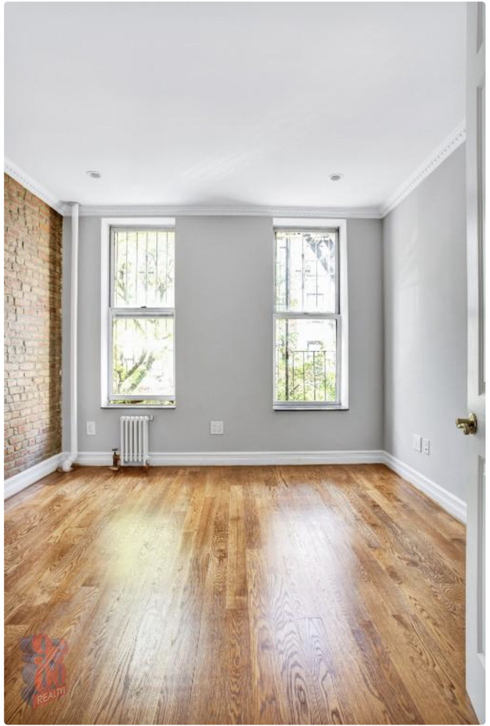 279 East 10th Street - Photo 2