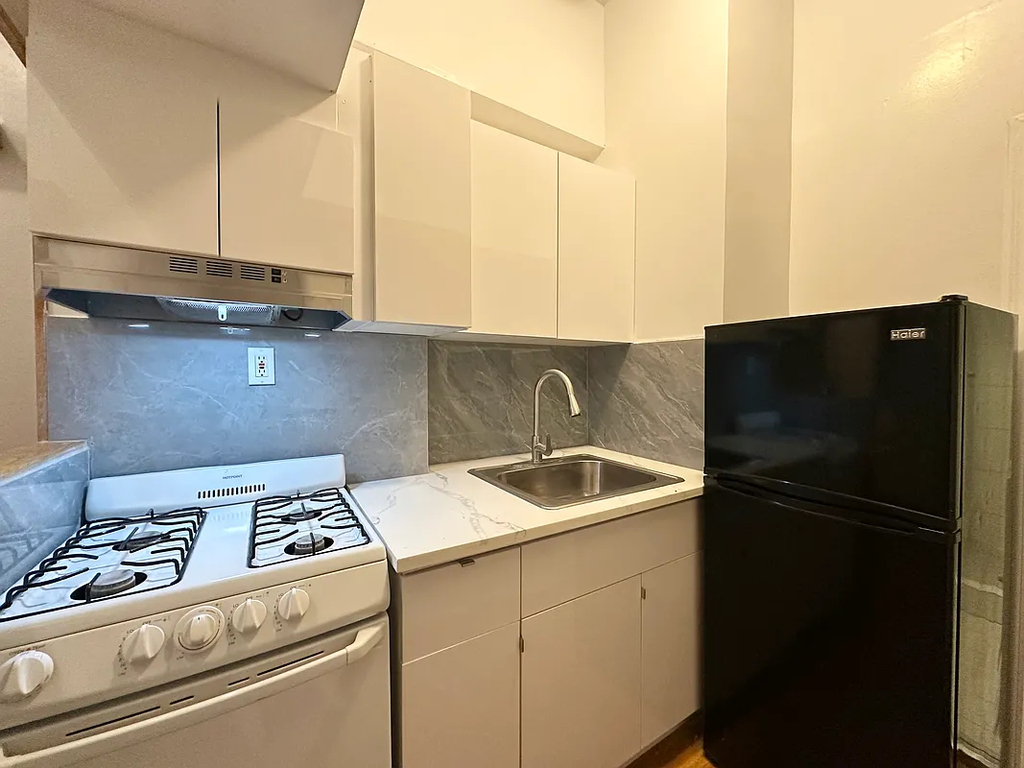 1372 York Avenue - Photo 2