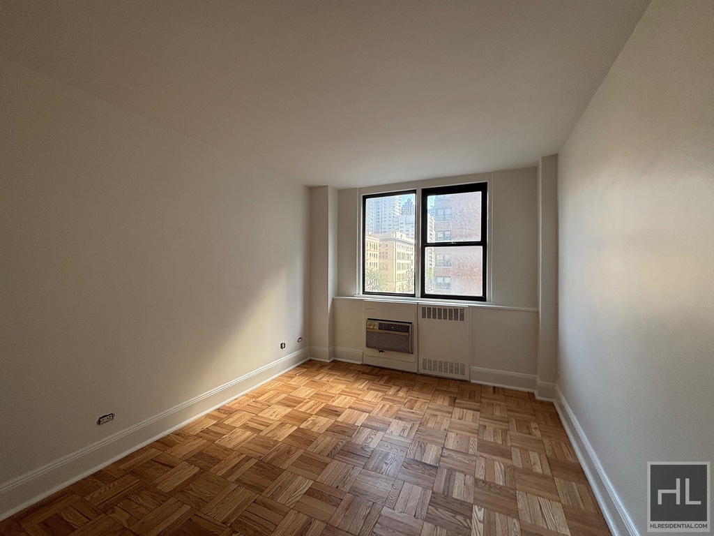 East 79th Street - Photo 4