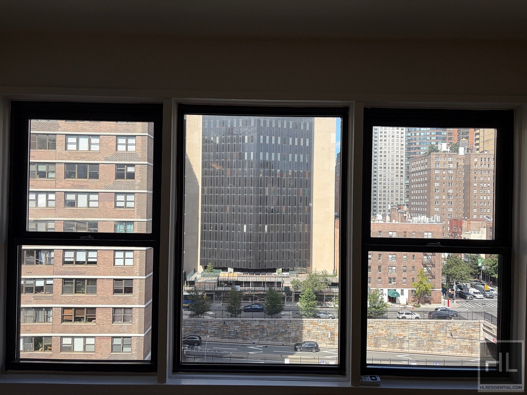 East 36 Street - Photo 4