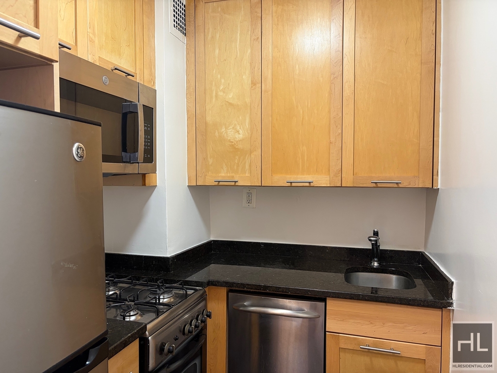 East 36 Street - Photo 3