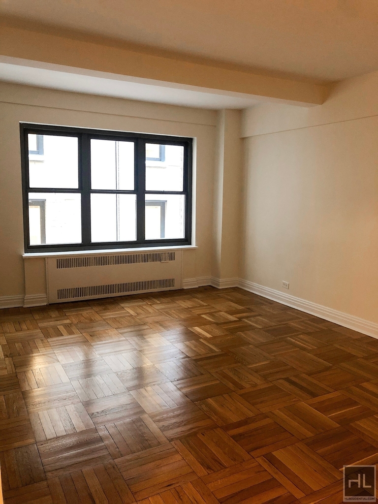 East 56 Street - Photo 0