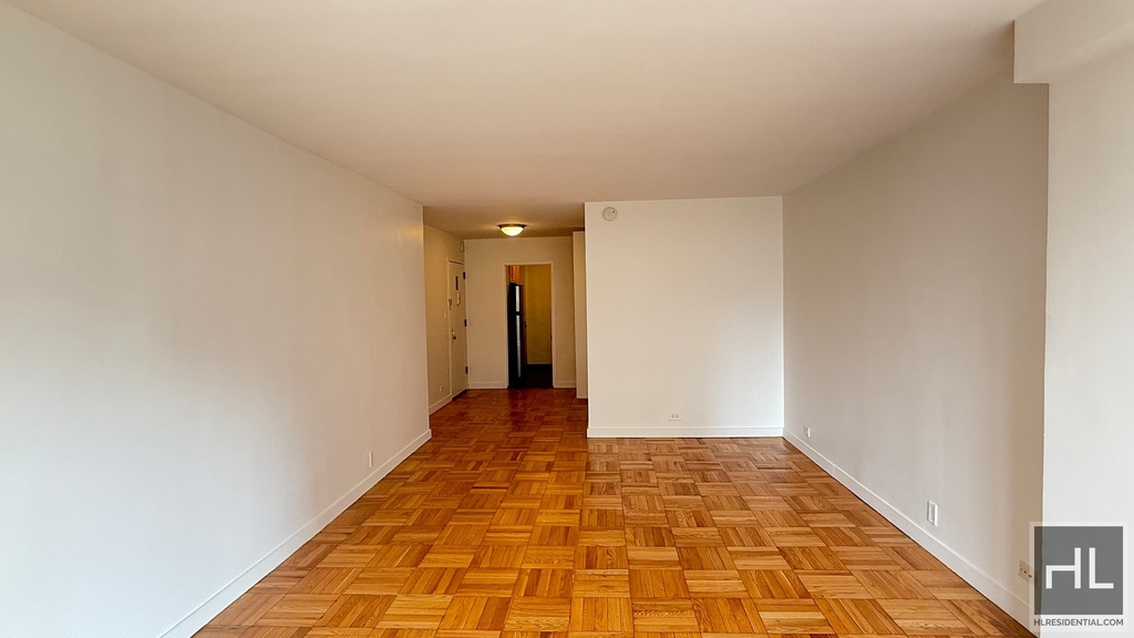 Fourth Avenue - Photo 1